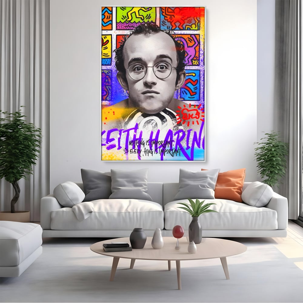 Tablou canvas cu tablou canvas cu portret alb negru si grafica keith haring, in rama de aluminiu argintiu, pe perete intr-un living